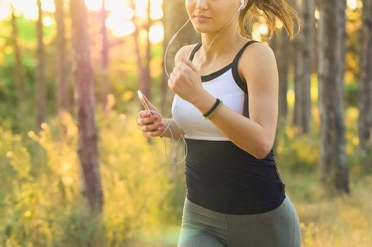 ダイエットに運動は必要か？運動のメリットと効果的な身体活動【NEATupでエネルギー消費量up】